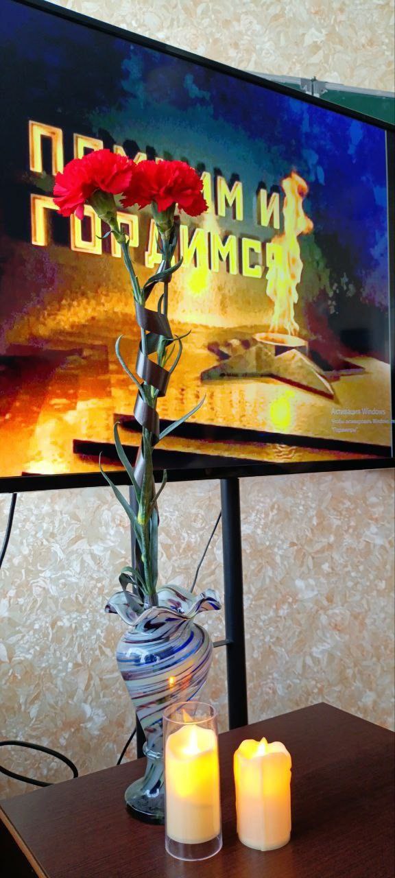 В ГБОУ "Школа 3 Ясиноватского МО" состоялась церемония открытия Парты Героев, посвященная участникам специальной военной операции: Акимову Мирославу Михайловичу, Гуменному Игорю Васильевичу и Швыдько Игорю Валентиновичу