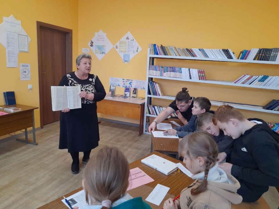 21 ноября в школьной библиотеке "Луганская школа 12" оформлена книжная выставка "Наши умные помощники" к замечательному празднику - День словарей и энциклопедий, который отмечается 22 ноября 21 ноября в школьной библиотеке "Луганская школа 12" оформлена книжная выставка "Наши умные помощники" к замечательному празднику - День словарей и энциклопедий, который отмечается 22 ноября