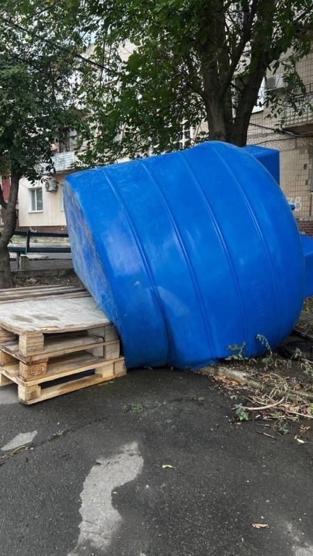 Из-за ненадежного паллета упала емкость для воды в Донецке, это не первый случай Из-за ненадежного паллета упала емкость для воды в Донецке, это не первый случай