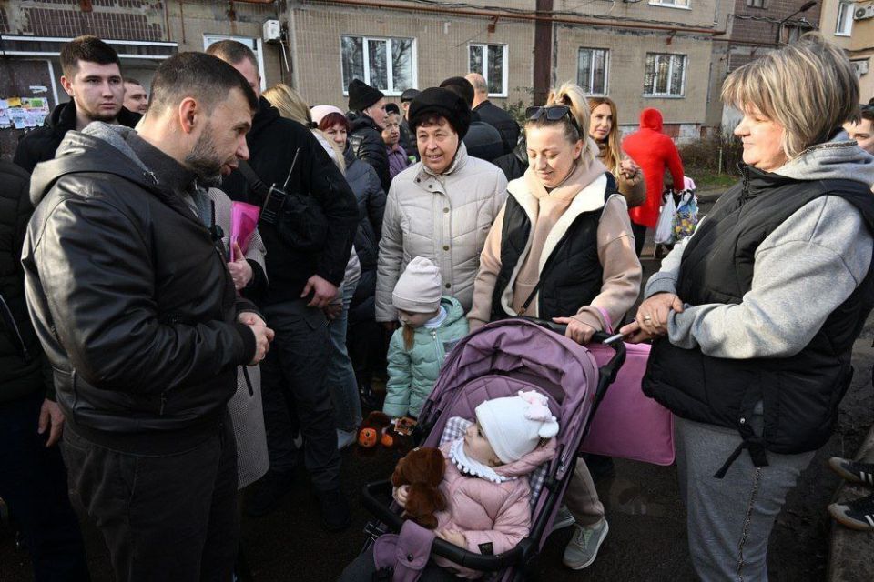 Глава ДНР во время встречи с жителями Калининского микрорайона Макеевки сразу же наметили план решений самых актуальных проблем Глава ДНР во время встречи с жителями Калининского микрорайона Макеевки сразу же наметили план решений самых актуальных проблем