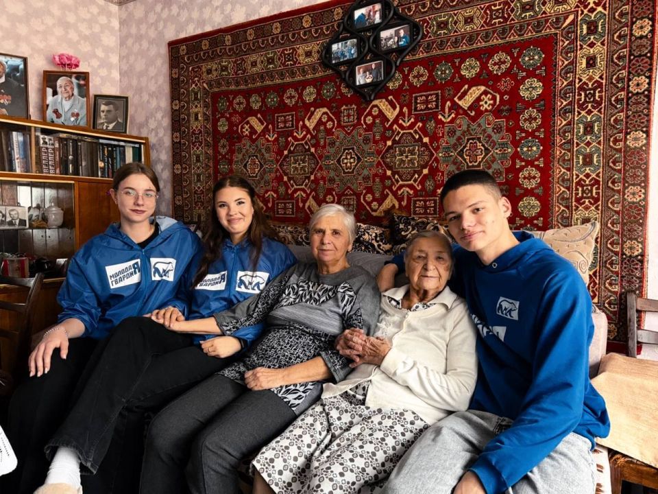 Молодогвардейцы Мариуполя продолжают оказывать помощь местным жителям Молодогвардейцы Мариуполя продолжают оказывать помощь местным жителям