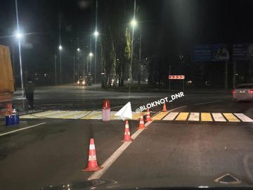 На Ждановской в Донецке развилке рисуют пешеходную разметку