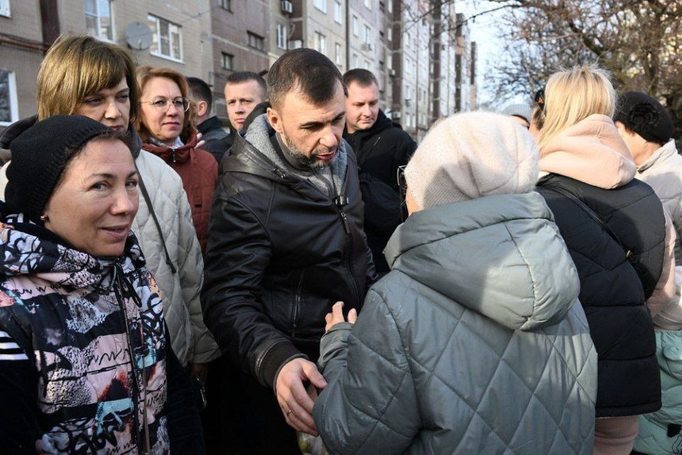 Глава ДНР во время встречи с жителями Калининского микрорайона Макеевки сразу же наметили план решений самых актуальных проблем Глава ДНР во время встречи с жителями Калининского микрорайона Макеевки сразу же наметили план решений самых актуальных проблем