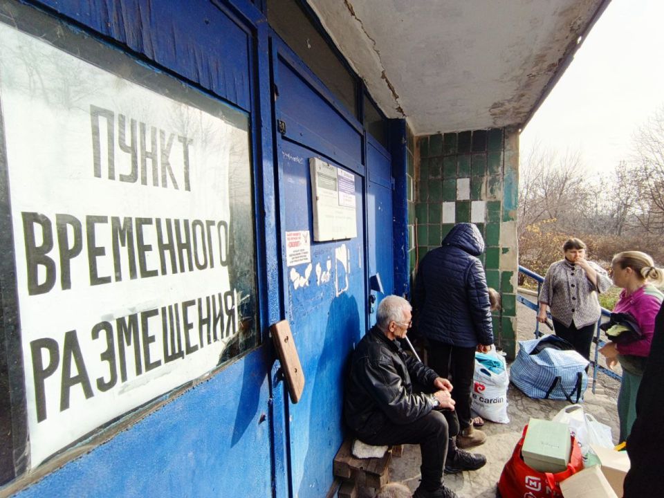 Депутаты фракции КПРФ в Народном Совете Анатолий Хмелевой и Станислав Ретинский доставили гумпомощь в пункт временного размещения, в котором находятся эвакуированные жители Краснолиманского округа, и школу-интернат №2 в... Депутаты фракции КПРФ в Народном Совете Анатолий Хмелевой и Станислав Ретинский доставили гумпомощь в пункт временного размещения, в котором находятся эвакуированные жители Краснолиманского округа, и школу-интернат №2 в...