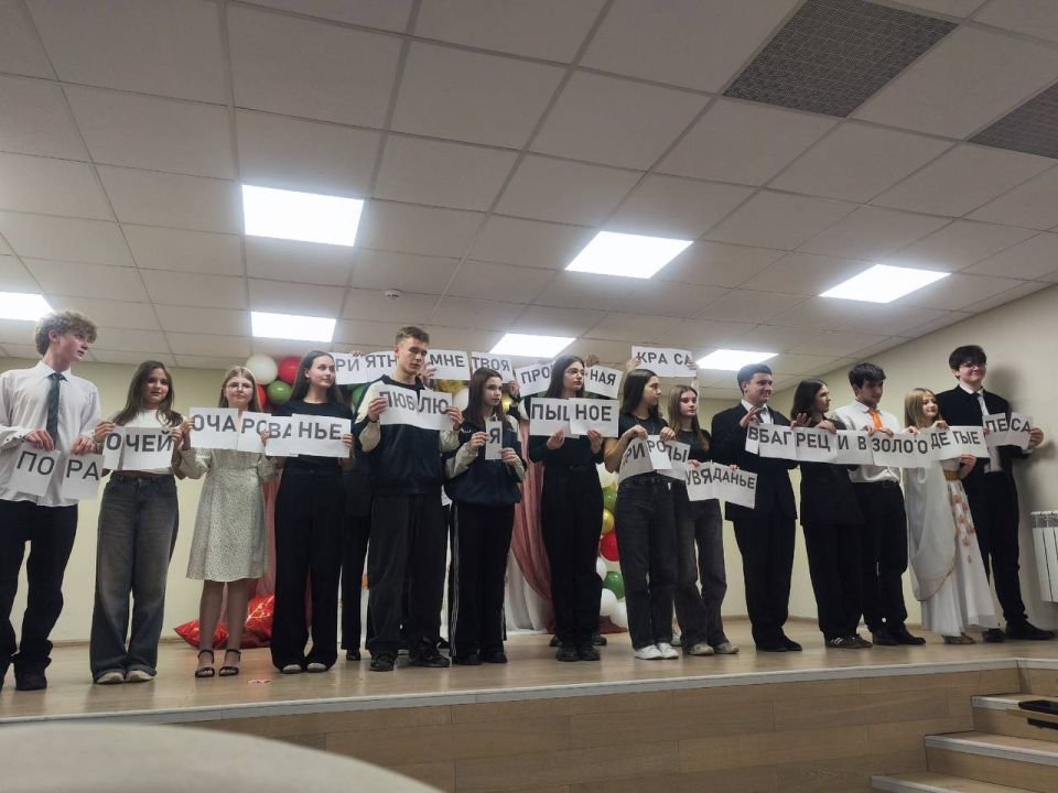 В Мангушской школе №2 состоялся традиционный Осенний бал В Мангушской школе №2 состоялся традиционный Осенний бал