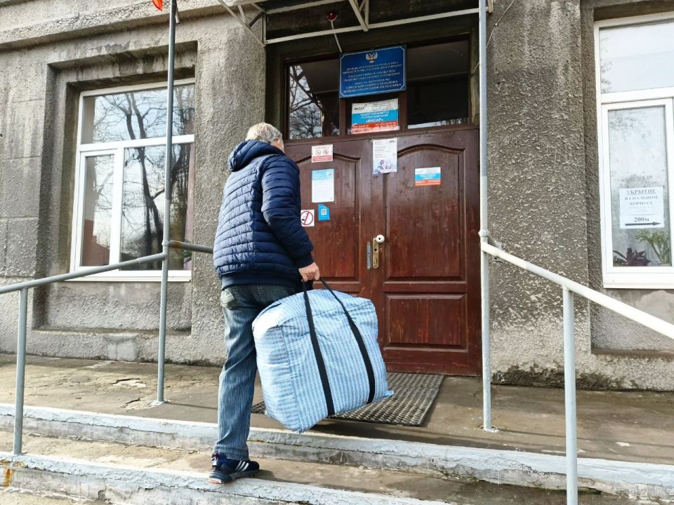 Депутаты фракции КПРФ в Народном Совете Анатолий Хмелевой и Станислав Ретинский доставили гумпомощь в пункт временного размещения, в котором находятся эвакуированные жители Краснолиманского округа, и школу-интернат №2 в... Депутаты фракции КПРФ в Народном Совете Анатолий Хмелевой и Станислав Ретинский доставили гумпомощь в пункт временного размещения, в котором находятся эвакуированные жители Краснолиманского округа, и школу-интернат №2 в...
