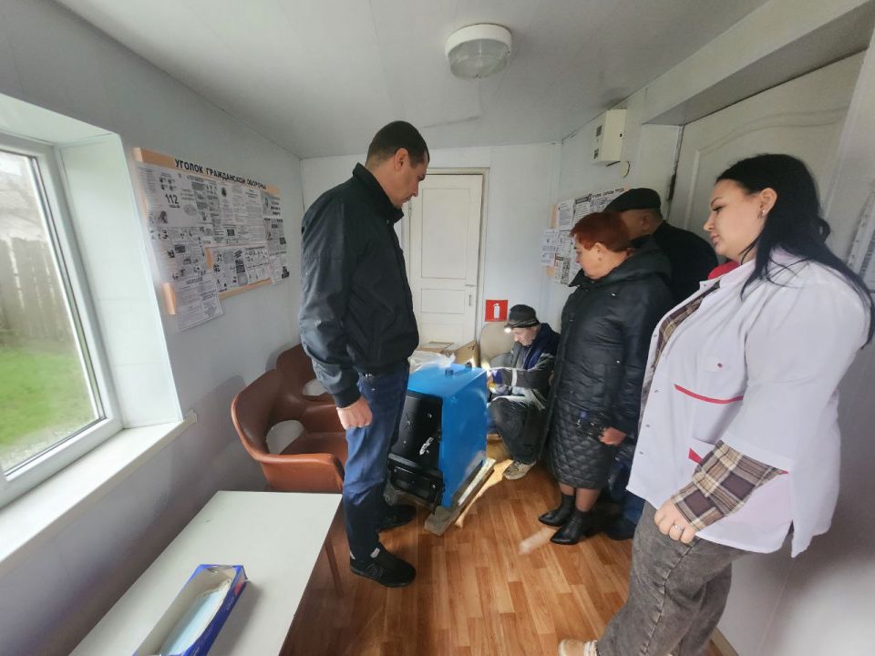 Депутаты Евгений Белашев и Вадим Скаблюк приобрели и доставили твердотопливный котел в фельдшерско-акушерский пункт поселка Зарощенское Депутаты Евгений Белашев и Вадим Скаблюк приобрели и доставили твердотопливный котел в фельдшерско-акушерский пункт поселка Зарощенское