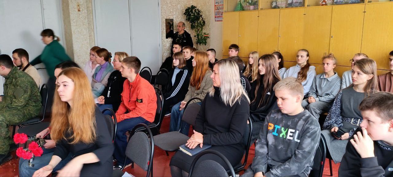 В ГБОУ "Школа 3 Ясиноватского МО" состоялась церемония открытия Парты Героев, посвященная участникам специальной военной операции: Акимову Мирославу Михайловичу, Гуменному Игорю Васильевичу и Швыдько Игорю Валентиновичу В ГБОУ "Школа 3 Ясиноватского МО" состоялась церемония открытия Парты Героев, посвященная участникам специальной военной операции: Акимову Мирославу Михайловичу, Гуменному Игорю Васильевичу и Швыдько Игорю Валентиновичу