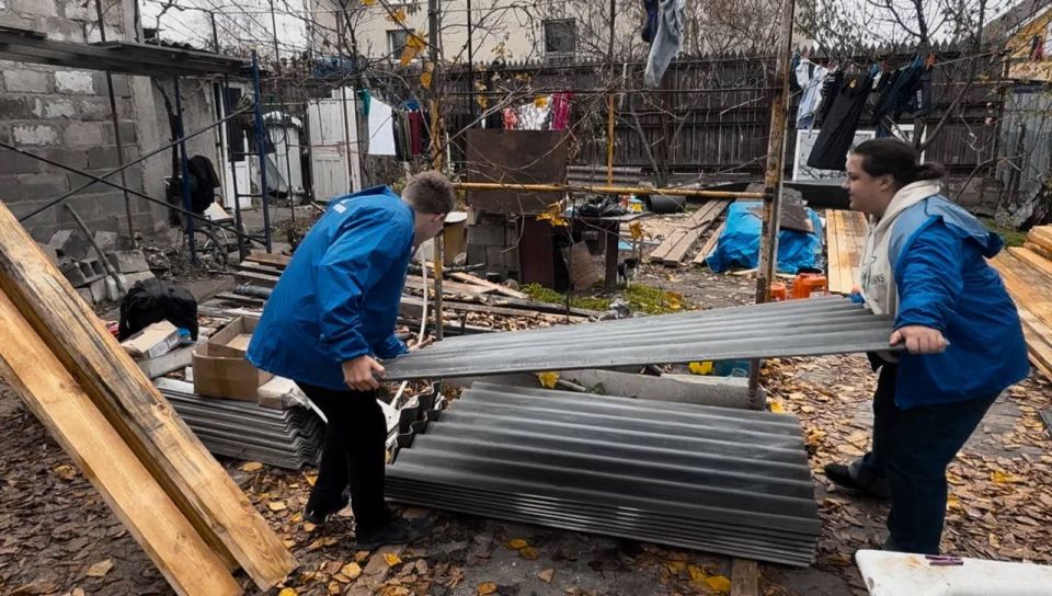Молодогвардейцы Мариуполя продолжают оказывать помощь местным жителям Молодогвардейцы Мариуполя продолжают оказывать помощь местным жителям