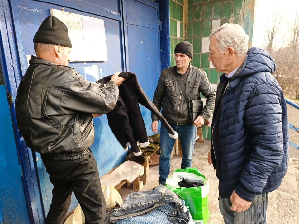 Депутаты фракции КПРФ в Народном Совете Анатолий Хмелевой и Станислав Ретинский доставили гумпомощь в пункт временного размещения, в котором находятся эвакуированные жители Краснолиманского округа, и школу-интернат №2 в... Депутаты фракции КПРФ в Народном Совете Анатолий Хмелевой и Станислав Ретинский доставили гумпомощь в пункт временного размещения, в котором находятся эвакуированные жители Краснолиманского округа, и школу-интернат №2 в...