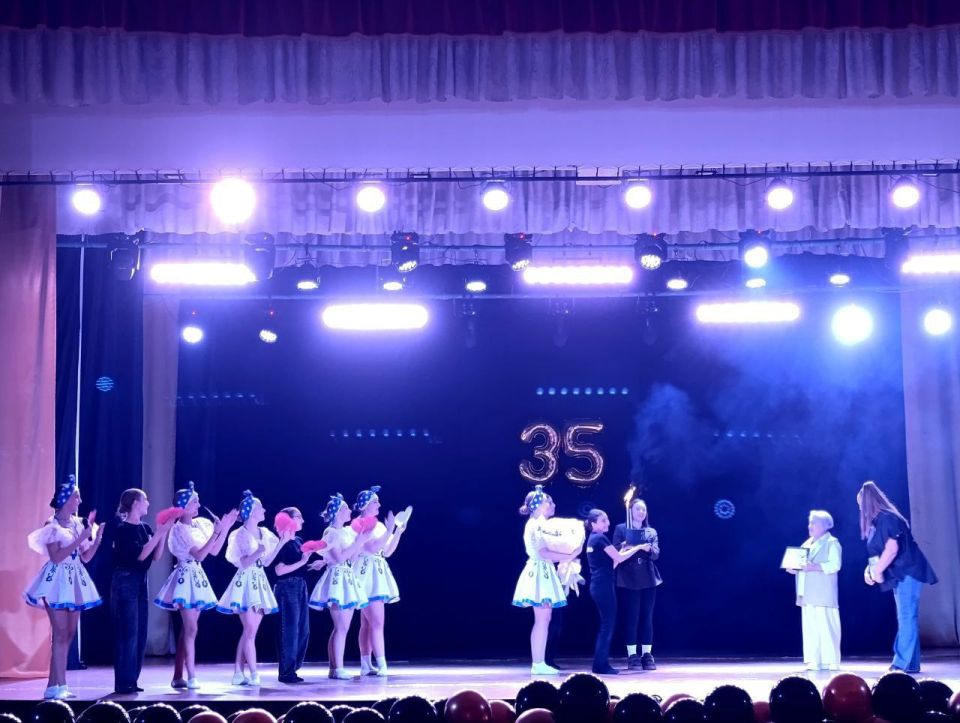 Ансамбль современного эстрадного танца «Юность» Ждановки отметил свой 35-летний юбилей Ансамбль современного эстрадного танца «Юность» Ждановки отметил свой 35-летний юбилей