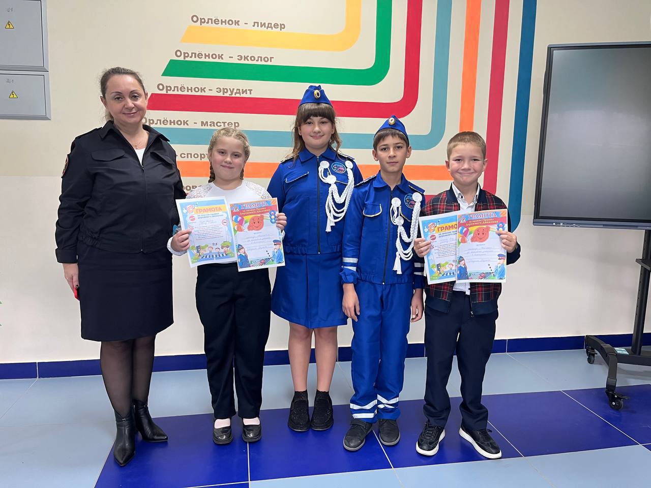 В Ялтинской школе #2 отряд ЮИД совместно с инспектором по пропаганде БДД ОГИБДД ОМВД РФ «Мангушский» подполковником полиции Куцияновой Юноной Викторовной провели