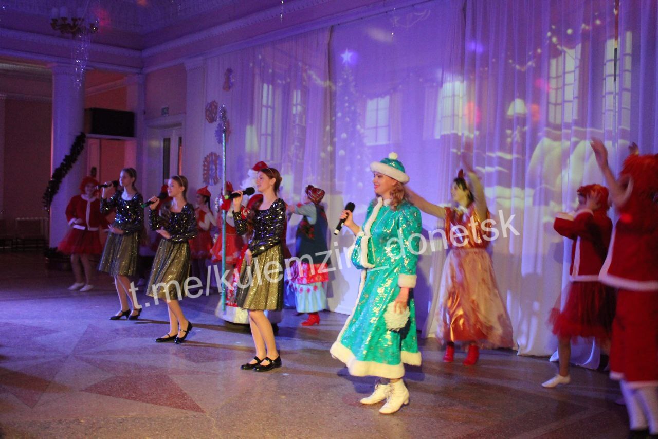 В Доме культуры им. С.М. Кирова состоялось праздничное открытие почтового ящика Деда Мороза