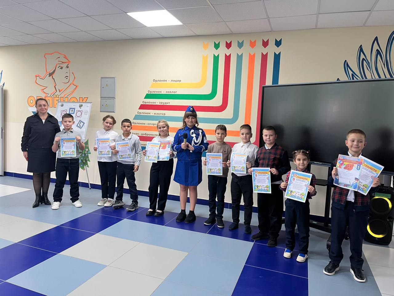 В Ялтинской школе #2 отряд ЮИД совместно с инспектором по пропаганде БДД ОГИБДД ОМВД РФ «Мангушский» подполковником полиции Куцияновой Юноной Викторовной провели В Ялтинской школе #2 отряд ЮИД совместно с инспектором по пропаганде БДД ОГИБДД ОМВД РФ «Мангушский» подполковником полиции Куцияновой Юноной Викторовной провели