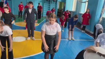 В ГБОУ «Приазовская школа Мангушского м.о.» в рамках партийного проекта «Новая школа» прошла информационно-патриотическая акция «Мы — едины!»