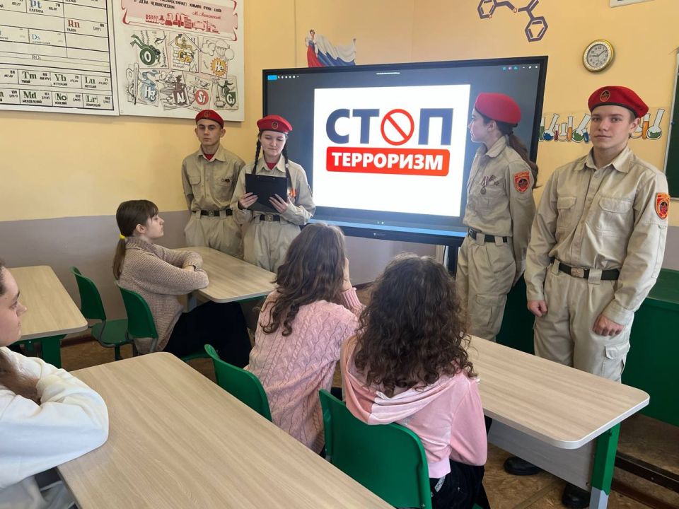 МЫ ПРОТИВ ТЕРРОРА!. Юнармейцы отряда ВПК «Пламя» штаба местного отделения городского округа Харцызска СШ № 4, ученики из 9-А класса Воробьев Сергей, Закаличный Никита, Мокровуз Виктория, Иващенко Мария приняли участие в... МЫ ПРОТИВ ТЕРРОРА!. Юнармейцы отряда ВПК «Пламя» штаба местного отделения городского округа Харцызска СШ № 4, ученики из 9-А класса Воробьев Сергей, Закаличный Никита, Мокровуз Виктория, Иващенко Мария приняли участие в...