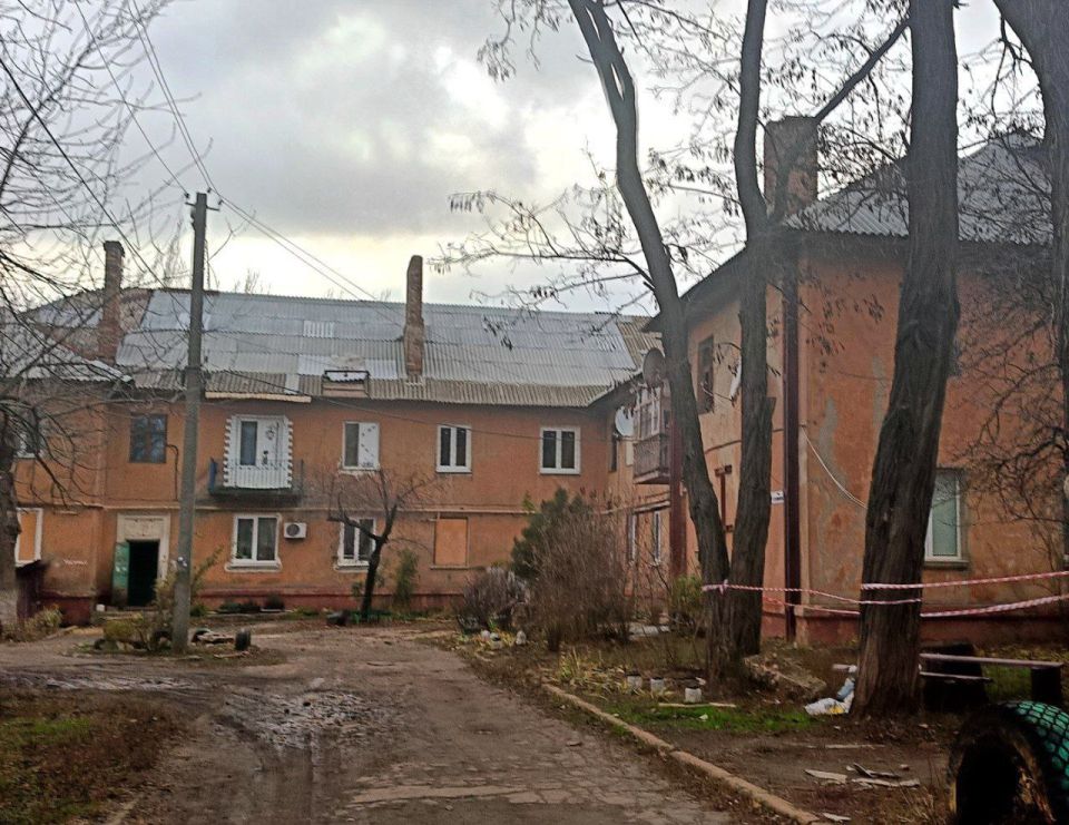Специалисты «Единого регионального фонда по управлению многоквартирными домами на территории Донецкой Народной Республики» с привлечением подрядной организации продолжают выполнять работы по ремонту поврежденных кровель... Специалисты «Единого регионального фонда по управлению многоквартирными домами на территории Донецкой Народной Республики» с привлечением подрядной организации продолжают выполнять работы по ремонту поврежденных кровель...