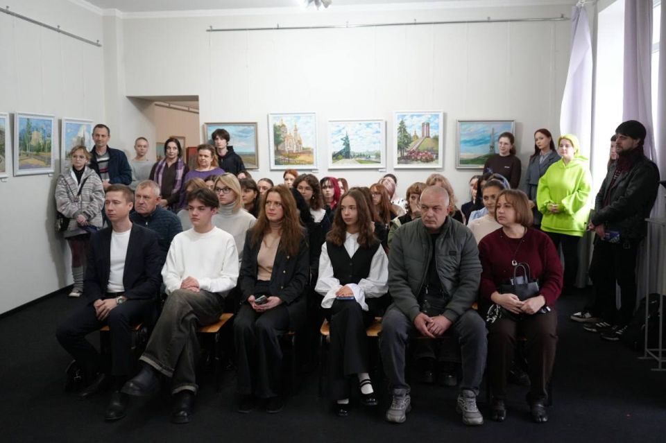 В Доме художника ДНР открылась выставка «Грани таланта» В Доме художника ДНР открылась выставка «Грани таланта»