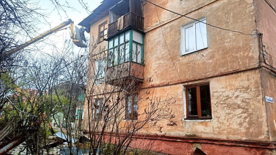 Специалисты «Единого регионального фонда по управлению многоквартирными домами на территории Донецкой Народной Республики» с привлечением подрядной организации продолжают выполнять работы по ремонту поврежденных кровель... Специалисты «Единого регионального фонда по управлению многоквартирными домами на территории Донецкой Народной Республики» с привлечением подрядной организации продолжают выполнять работы по ремонту поврежденных кровель...