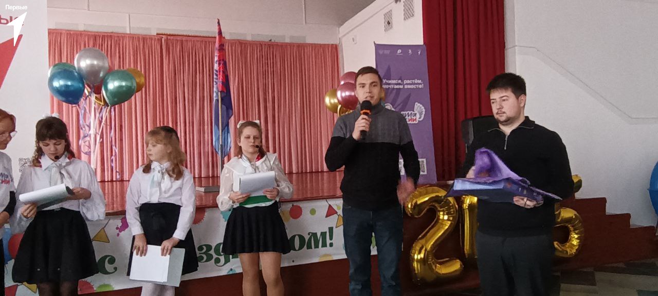 Переходим в новый этап. В школе №22 произошло особенное событие — церемония посвящения первоклассников в ряды детской организации «Орлята России»