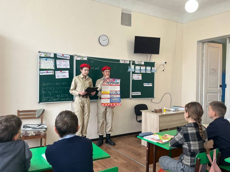 МЫ ПРОТИВ ТЕРРОРА!. Юнармейцы отряда ВПК «Пламя» штаба местного отделения городского округа Харцызска СШ № 4, ученики из 9-А класса Воробьев Сергей, Закаличный Никита, Мокровуз Виктория, Иващенко Мария приняли участие в... МЫ ПРОТИВ ТЕРРОРА!. Юнармейцы отряда ВПК «Пламя» штаба местного отделения городского округа Харцызска СШ № 4, ученики из 9-А класса Воробьев Сергей, Закаличный Никита, Мокровуз Виктория, Иващенко Мария приняли участие в...
