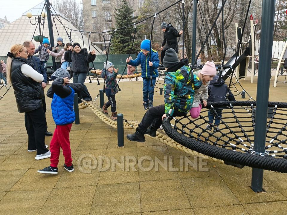 На бульваре Пушкина в Донецке открыли детскую площадку На бульваре Пушкина в Донецке открыли детскую площадку