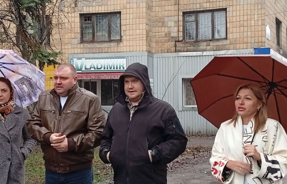 Александр Черников провел сход граждан в Кировском районе Донецка Александр Черников провел сход граждан в Кировском районе Донецка