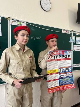 МЫ ПРОТИВ ТЕРРОРА!. Юнармейцы отряда ВПК «Пламя» штаба местного отделения городского округа Харцызска СШ № 4, ученики из 9-А класса Воробьев Сергей, Закаличный Никита, Мокровуз Виктория, Иващенко Мария приняли участие в...