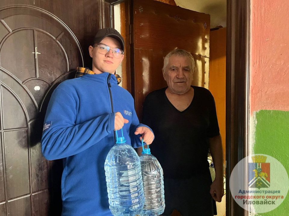 Денис Зубов: Добро начинается с тебя!. Активная молодёжь Иловайска совместно с волонтёрами организации «Дом Народного Единства» из Нижнего Новгорода при поддержке администрации городского округа Иловайск провела добрую... Денис Зубов: Добро начинается с тебя!. Активная молодёжь Иловайска совместно с волонтёрами организации «Дом Народного Единства» из Нижнего Новгорода при поддержке администрации городского округа Иловайск провела добрую...