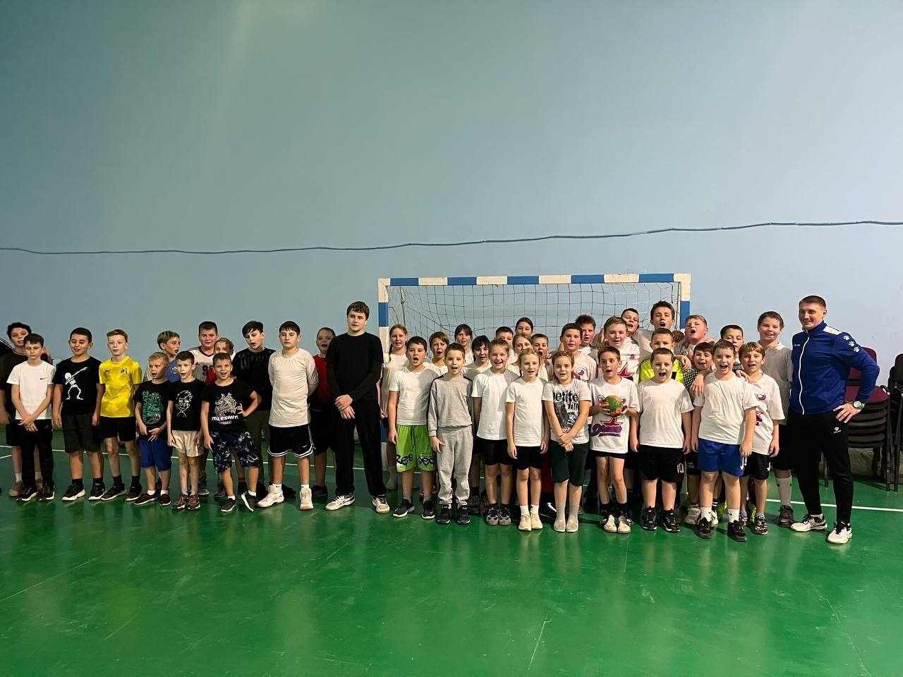 22 ноября 2025 года команда МБУ ДО СШ №1 г. о. Харцызск отделения гандбола, приняла участие в матчевой встрече, которая прошла в г. Таганроге. На спортивной площадке встретились команды нашей школы и команды Спортивной школы...
