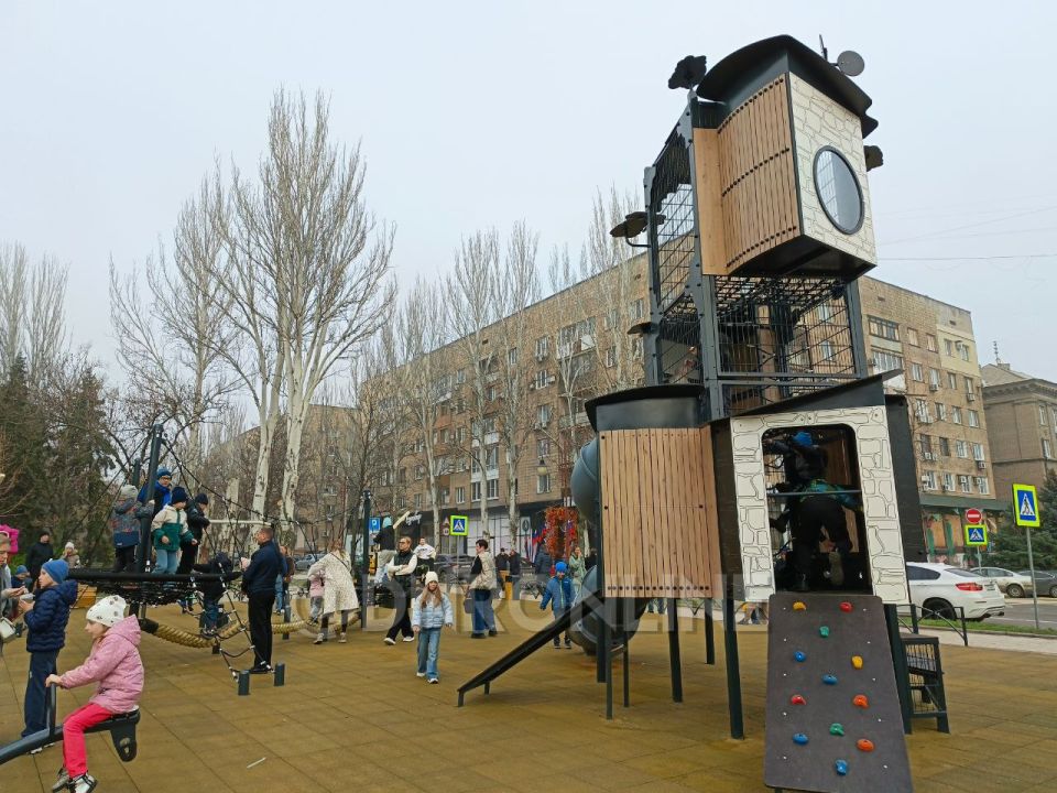 На бульваре Пушкина в Донецке открыли детскую площадку На бульваре Пушкина в Донецке открыли детскую площадку