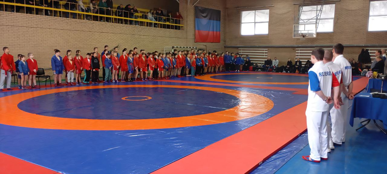 Александр Шатов: Шахтерские самбисты приняли участие в первенстве ДНР Александр Шатов: Шахтерские самбисты приняли участие в первенстве ДНР