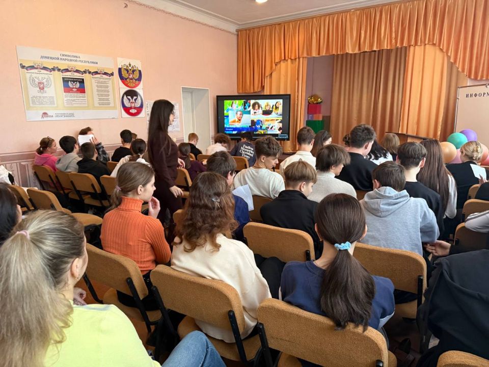 В рамках партийного проекта "Цифровая Россия" главный специалист отдела молодежи Администрации городского округа Харцызск Христофорова Анна провела лекцию с обучающимися В рамках партийного проекта "Цифровая Россия" главный специалист отдела молодежи Администрации городского округа Харцызск Христофорова Анна провела лекцию с обучающимися