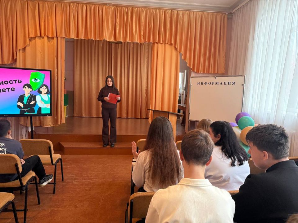 В рамках партийного проекта "Цифровая Россия" главный специалист отдела молодежи Администрации городского округа Харцызск Христофорова Анна провела лекцию с обучающимися В рамках партийного проекта "Цифровая Россия" главный специалист отдела молодежи Администрации городского округа Харцызск Христофорова Анна провела лекцию с обучающимися