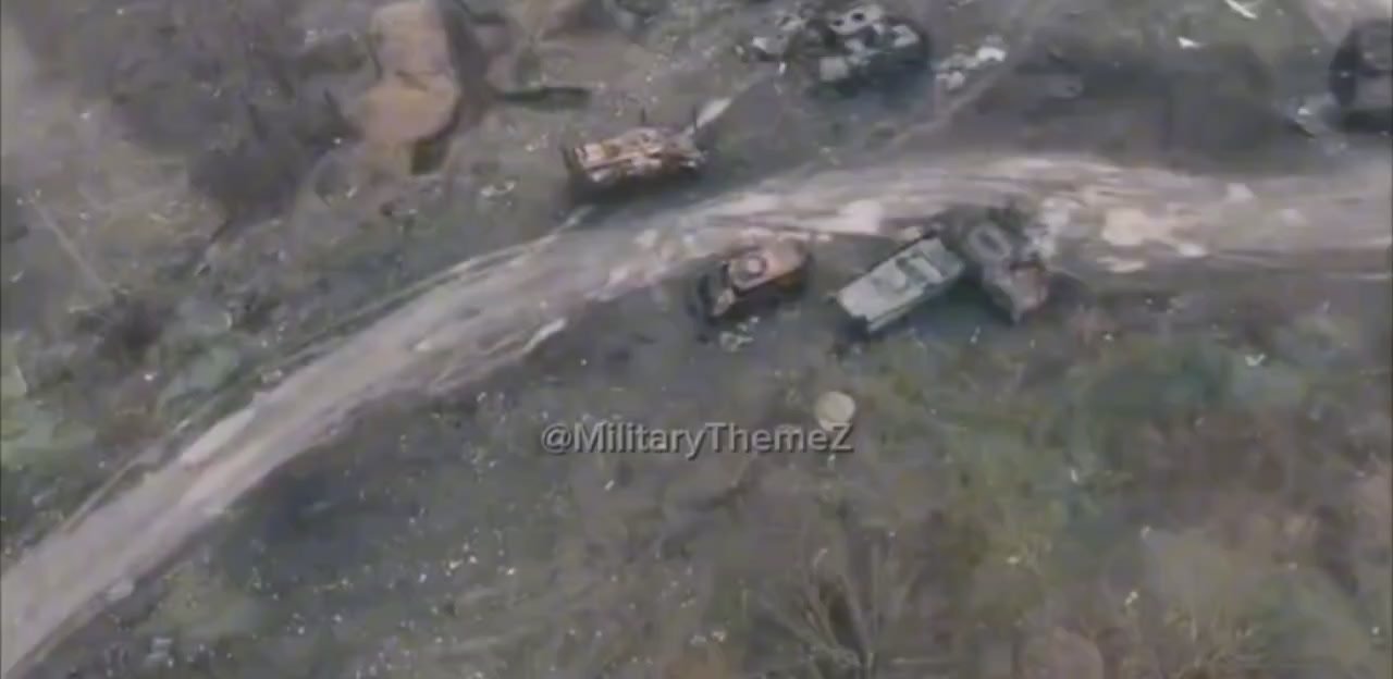 Дороги у Димитрова в ДНР, где окружены украинские части, заставлены подбитой и сожжённой техникой ВСУ