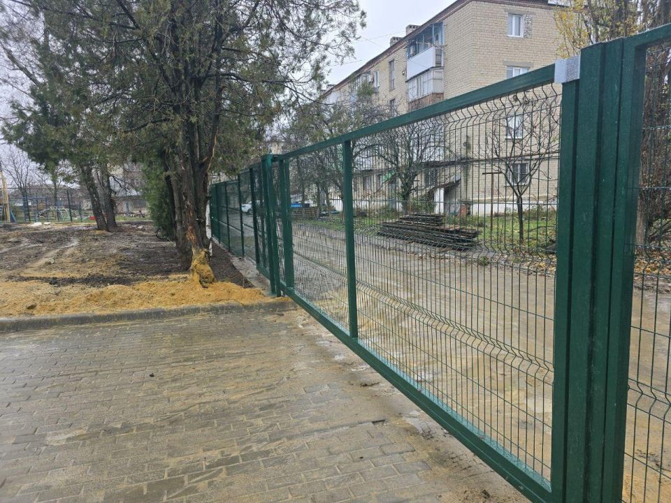 Якутия продолжает благоустройство территории Дома детского и юношеского творчества в Докучаевске Якутия продолжает благоустройство территории Дома детского и юношеского творчества в Докучаевске