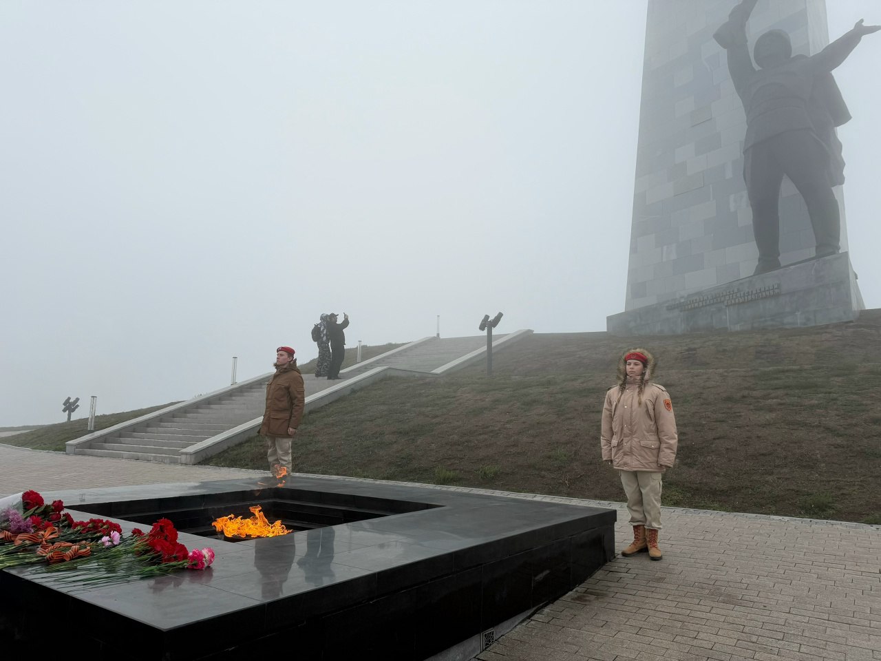 Филиал фонда «Защитники Отечества» совместно с Региональным отделением Юнармии запустили проект, который включает в себя организованные экскурсии на мемориальный комплекс «Саур-Могила» с остановкой в селе Степановка у... Филиал фонда «Защитники Отечества» совместно с Региональным отделением Юнармии запустили проект, который включает в себя организованные экскурсии на мемориальный комплекс «Саур-Могила» с остановкой в селе Степановка у...