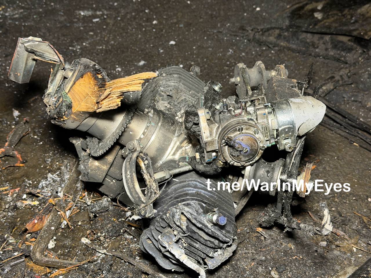 Последствия прилета ударного дрона FP-2 ( Чехия ) на парковку многоквартирного жилого дома в Калининском районе Донецка Последствия прилета ударного дрона FP-2 ( Чехия ) на парковку многоквартирного жилого дома в Калининском районе Донецка