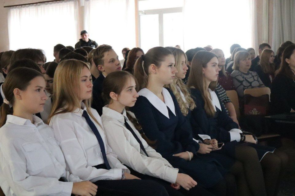 Для учащихся 9-11 классов общеобразовательных учреждений продолжается проведение увлекательных лекций «Люди-маяки: новые маршруты», посвящённые огромным возможностям, которые сегодня открыты для молодёжи Донбасса в составе... Для учащихся 9-11 классов общеобразовательных учреждений продолжается проведение увлекательных лекций «Люди-маяки: новые маршруты», посвящённые огромным возможностям, которые сегодня открыты для молодёжи Донбасса в составе...