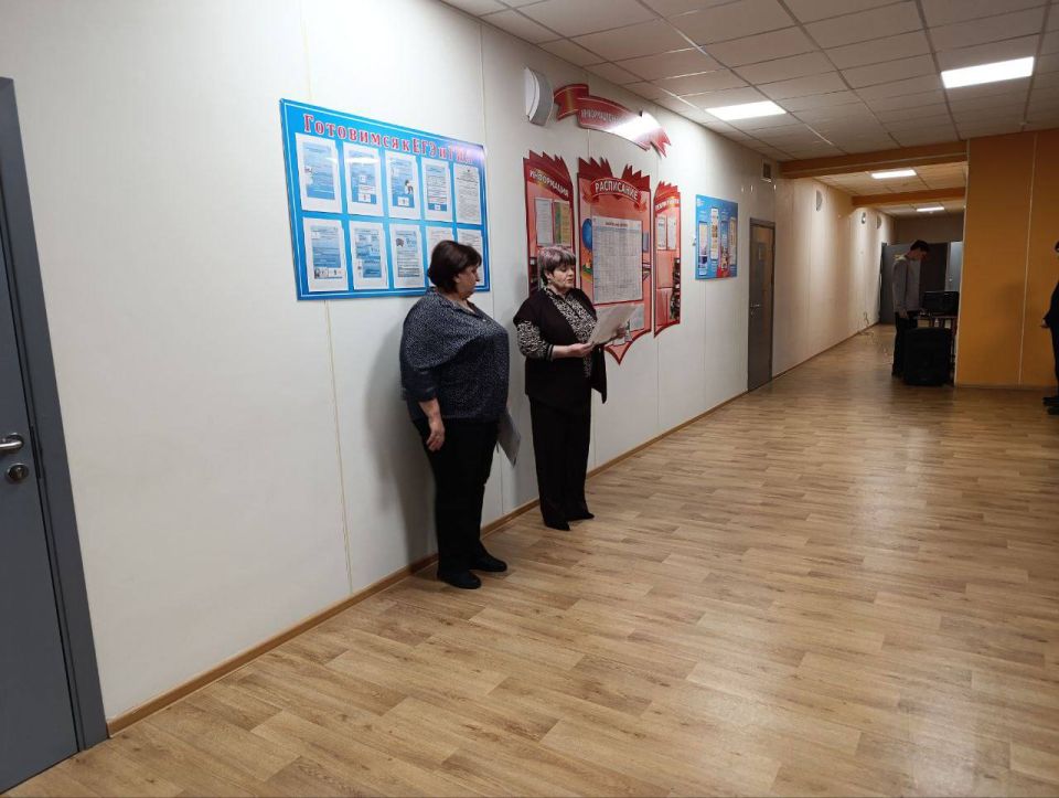 «РАЗГОВОРЫ О ВАЖНОМ». Утро в Тельмановской гимназии традиционно началось с еженедельной линейки и почётного права выноса флага Российской Федерации и флага Донецкой Народной Республики юнармейцами ВПК «Юные патриоты... «РАЗГОВОРЫ О ВАЖНОМ». Утро в Тельмановской гимназии традиционно началось с еженедельной линейки и почётного права выноса флага Российской Федерации и флага Донецкой Народной Республики юнармейцами ВПК «Юные патриоты...
