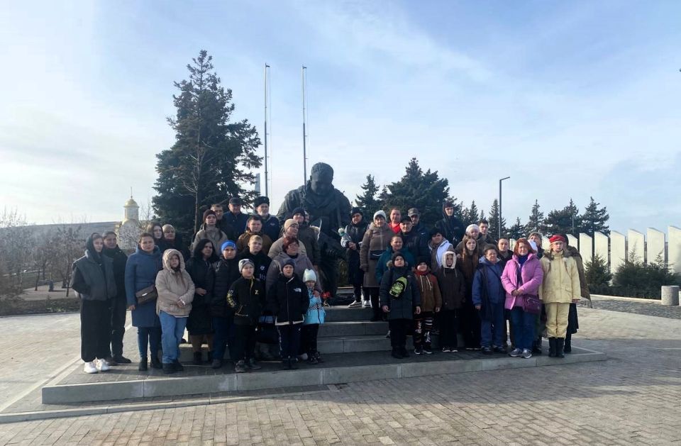 Филиал фонда «Защитники Отечества» совместно с Региональным отделением Юнармии запустили проект, который включает в себя организованные экскурсии на мемориальный комплекс «Саур-Могила» с остановкой в селе Степановка у... Филиал фонда «Защитники Отечества» совместно с Региональным отделением Юнармии запустили проект, который включает в себя организованные экскурсии на мемориальный комплекс «Саур-Могила» с остановкой в селе Степановка у...