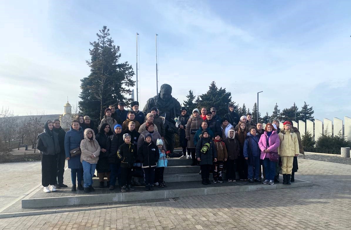 Филиал фонда «Защитники Отечества» совместно с Региональным отделением Юнармии запустили проект, который включает в себя организованные экскурсии на мемориальный комплекс «Саур-Могила» с остановкой в селе Степановка у... Филиал фонда «Защитники Отечества» совместно с Региональным отделением Юнармии запустили проект, который включает в себя организованные экскурсии на мемориальный комплекс «Саур-Могила» с остановкой в селе Степановка у...