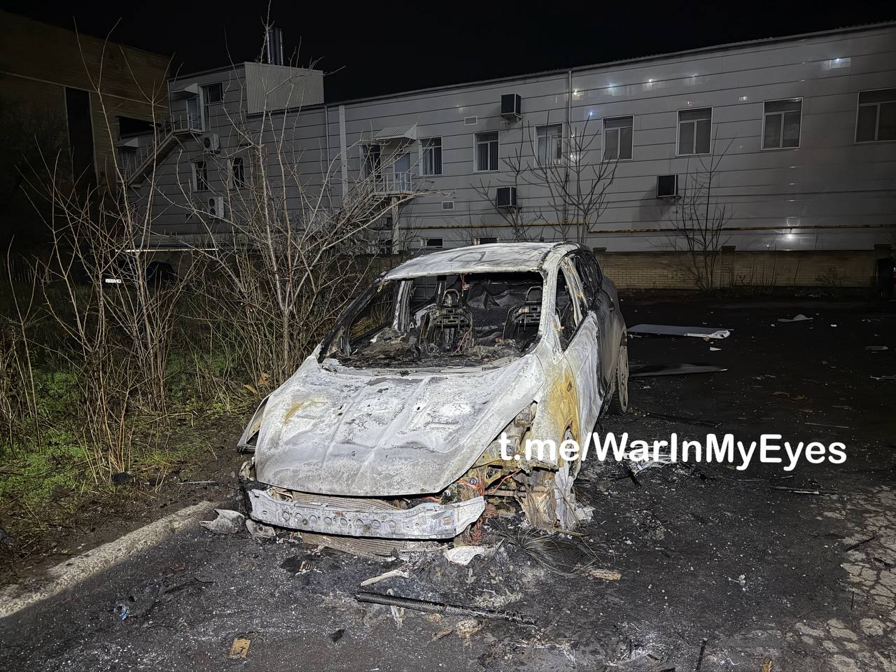 Последствия прилета ударного дрона FP-2 ( Чехия ) на парковку многоквартирного жилого дома в Калининском районе Донецка