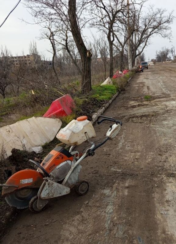Продолжают восстанавливать пр. Победы Продолжают восстанавливать пр. Победы
