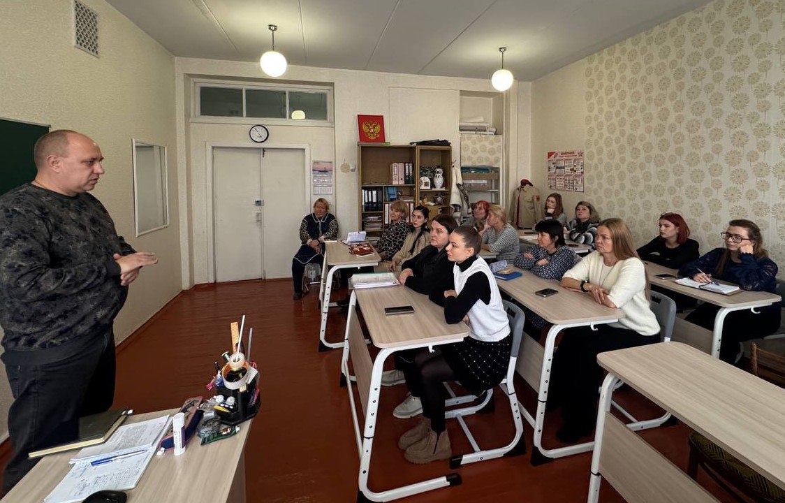 24 ноября первый заместитель руководителя Управы Советского внутригородского района Администрации городского округа Макеевка Сергей Савельев провел встречу с трудовым коллективом Основной школы № 45 24 ноября первый заместитель руководителя Управы Советского внутригородского района Администрации городского округа Макеевка Сергей Савельев провел встречу с трудовым коллективом Основной школы № 45