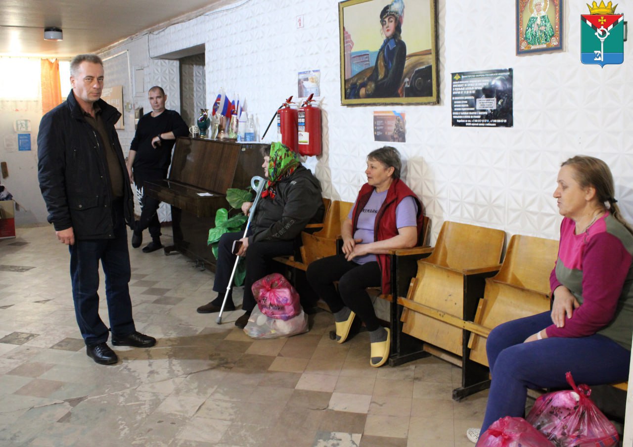 Поддержка земляков: Пономарев встретился в ПВР с эвакуированными из Торского