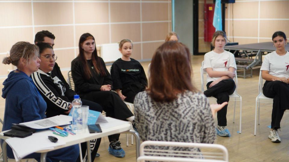 В Доме молодёжи | Волноваха прошел тренинг «Точка спокойствия», направленный на снижение стресса и тревожности, а также повышение уровня социализации у подростков, переживших военные действия и переезд с оккупированных... В Доме молодёжи | Волноваха прошел тренинг «Точка спокойствия», направленный на снижение стресса и тревожности, а также повышение уровня социализации у подростков, переживших военные действия и переезд с оккупированных...