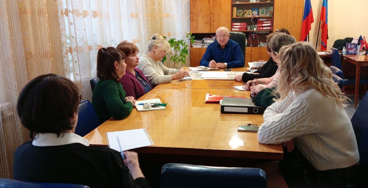 Наталья Бегуненко: Сегодня, 24 ноября, первый заместитель руководителя Управы Петровского внутригородского района Администрации городского округа Донецк Юрий Иванович Плахутин провел рабочее совещание, в котором приняли...