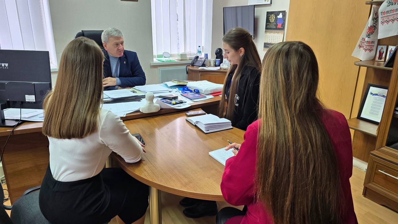 Николай Михайлов: Провел рабочую встречу с сотрудниками отдела молодёжи, спорта и туризма и руководителем Старобешевского районного отделения ДРОО «МР» и ДРО ВОО «МГЕР»