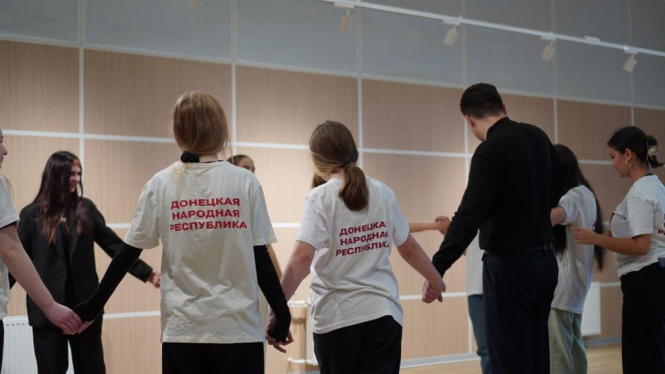 В Доме молодёжи | Волноваха прошел тренинг «Точка спокойствия», направленный на снижение стресса и тревожности, а также повышение уровня социализации у подростков, переживших военные действия и переезд с оккупированных... В Доме молодёжи | Волноваха прошел тренинг «Точка спокойствия», направленный на снижение стресса и тревожности, а также повышение уровня социализации у подростков, переживших военные действия и переезд с оккупированных...